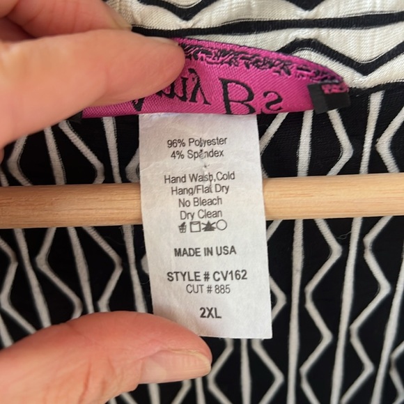 Amy B’s 2XL Black Cream Geo Textured Bell Sleeve Art to Wear Tunic Top - Picture 4 of 11